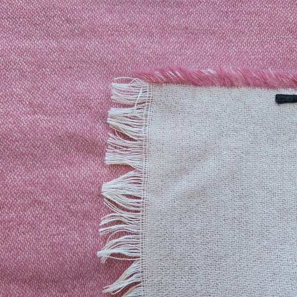 Bloomingdale's reversible oversized scarf/shawl pink ivory - Picture 2 of 6